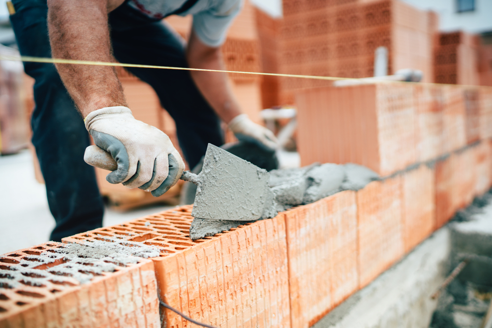Professional,Worker,Using,Pan,Knife,For,Building,Brick,Walls,With